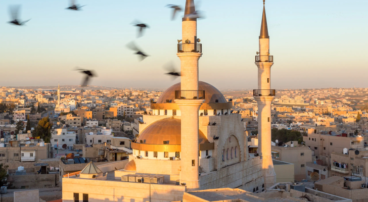 مشهد عام لمسجد ومباني سكانية في الأردن
