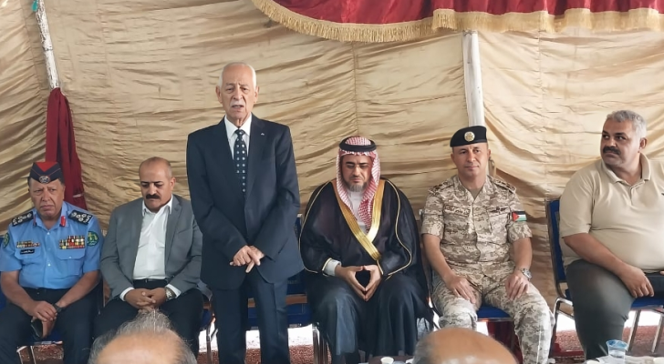 رئيس الديوان الملكي يوسف العيسوي خلال تقديمه واجب العزاء لذوي الشهيد الفوارس