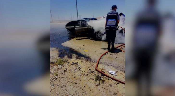 لحظة إخماد فرق الدفاع المدني الحريق الذي التهم مركبة في محافظة معان