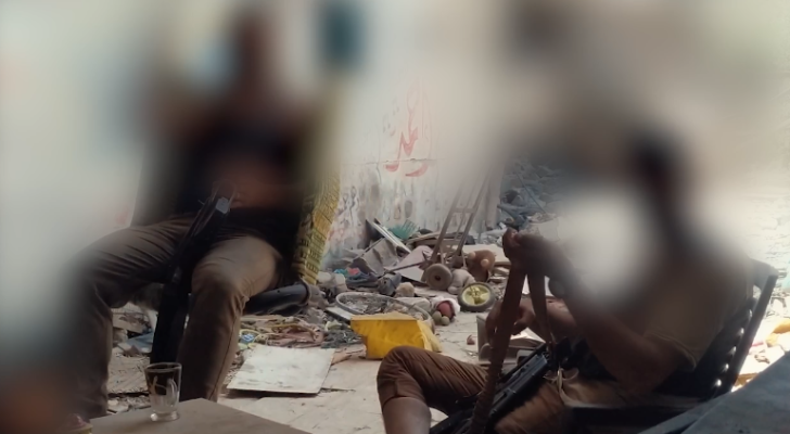 أحد عناصر القسام يوجه رسالة لنتنياهو من على أرجوحة