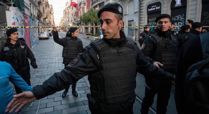 تركيا: توقيف ٤٧٤ شخصا بعد أعمال عنف طالت مصالح سوريين