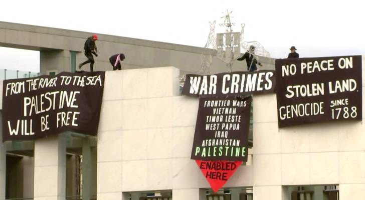 داعمون لغزة يعتلون مبنى البرلمان الأسترالي ويهاجمون الاحتلال - صور