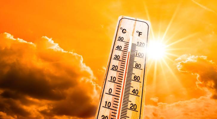 ميزان حرارة يشير إلى ارتفاع درجات الحرارة إلى 40 درجة مئوية