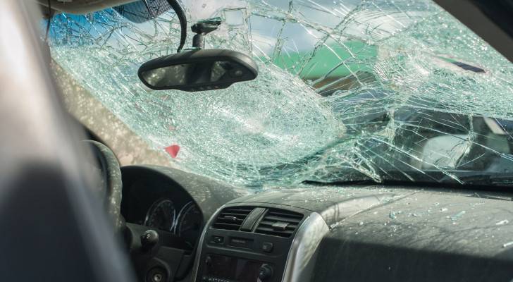 تحطم زجاج سيارة إثر حادث