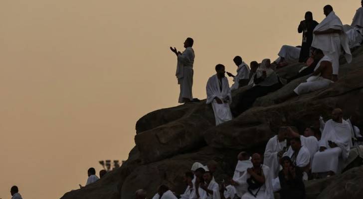 حجاج يقفون على جبل عرفات
