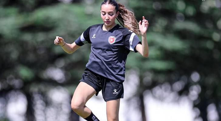 لاعب منتخب السيدات لكرة القدم روزبهان فريج في التدريبات