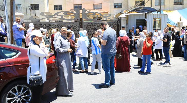 طلبة توجيهي وذويهم أمام إحدى قاعات الامتحانات في العاصمة عمان