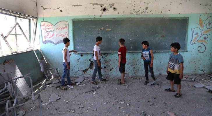 أطفال داخل غرفة صفية في إحدى المدارس التي دمرها الاحتلال في غزة