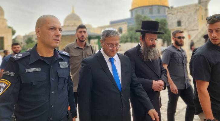 بن غفير يقتحم باحات المسجد الأقصى