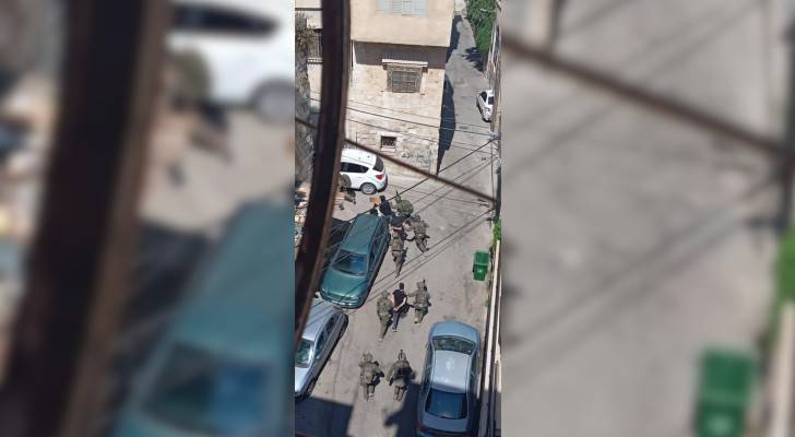 خلال اعتقال شبان فلسطينيين من البلدة القديمة بمدينة نابلس