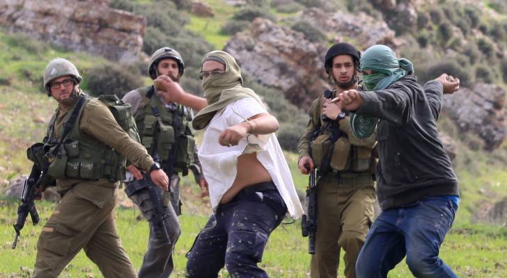 مستوطنون يعتدون على فلسطينيين