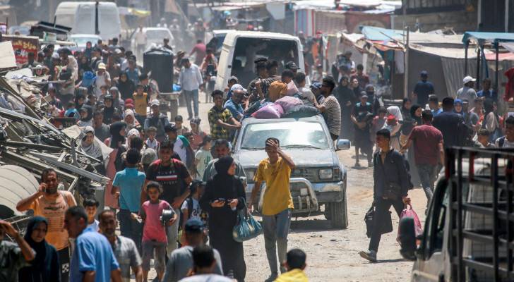 بالصور.. نزوح آلاف العائلات من شرق خان يونس جنوبي قطاع غزة