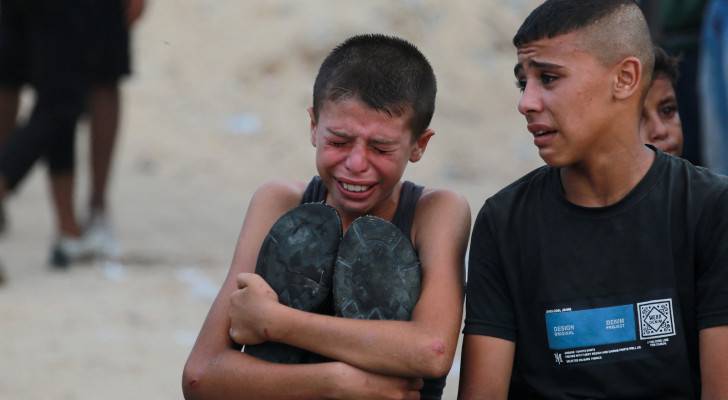 طفل فلسطيني يبكي قهرا في قطاع غزة
