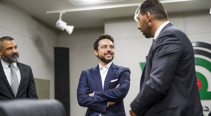 جانب من زيارة نائب الملك إلى مجموعة الراية الإعلامية