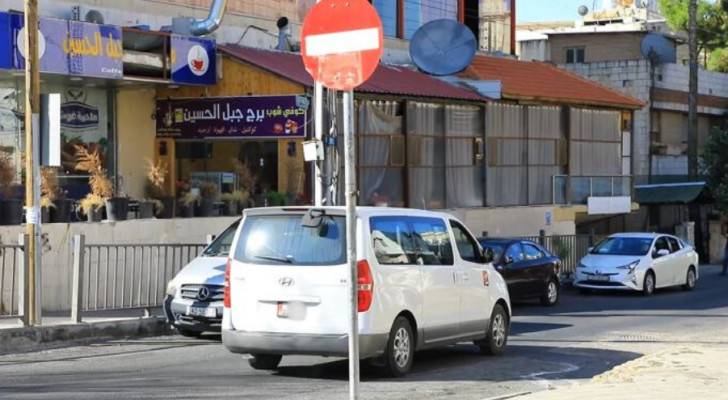 "باص" يحمل لوحة أرقام حكومية يخالف شاخصة "ممنوع المرور" في منطقة جبل الحسين