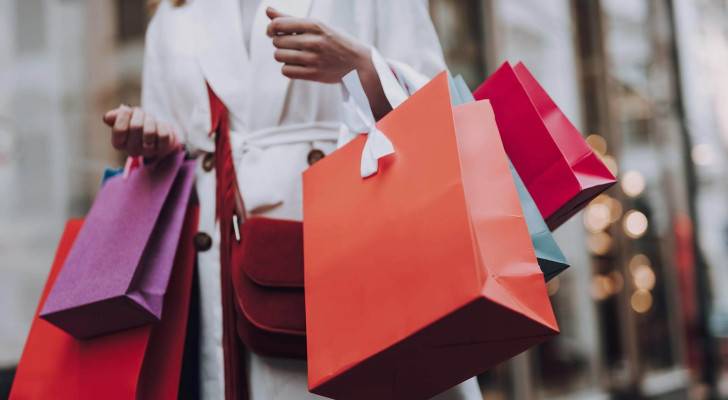 فتاة تقوم بالتسوق - تعبيرية