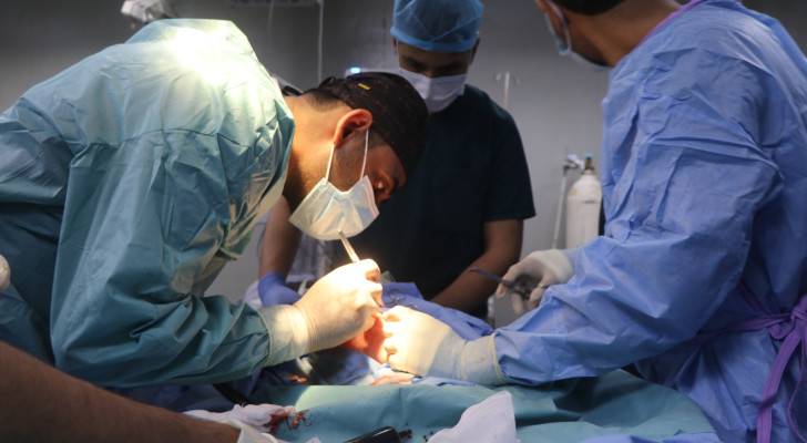 المستشفى الميداني الأردني غزة /79 يجري عملية جراحية لطفل رضيع لإزالة فتات شظايا