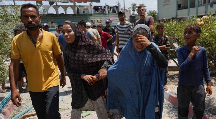 عشرات الشهداء والجرحى بقصف استهدف نازحين في دير البلح بقطاع غزة