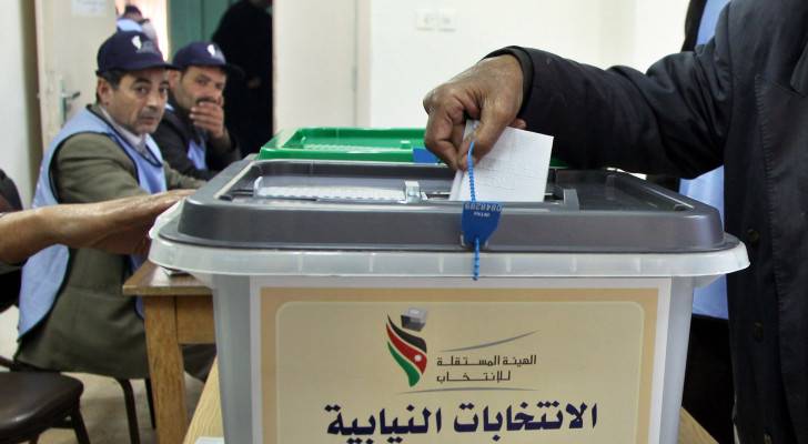 ناخب يدلي بصوته في الانتخابات الماضية "أرشيفية"