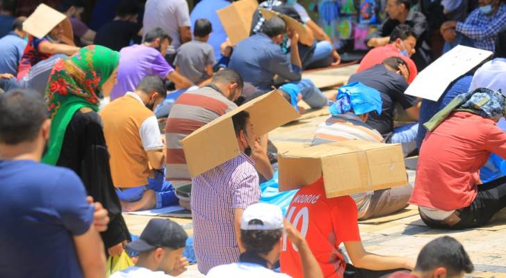 أردنيون يستظلون أثناء صلاة الجمعة من حرارة الشمس - أرشيف