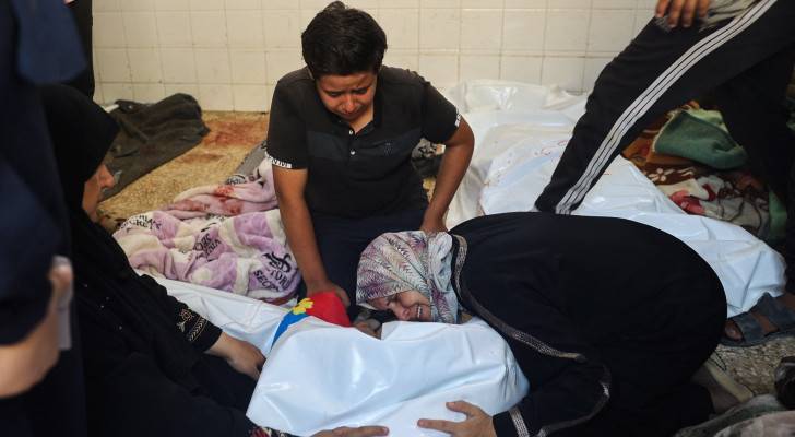 فلسطينية تبكي أحد أفراد عائلتها في غزة