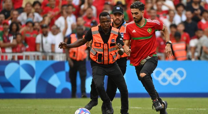 مشجع يقتحم الملعب في مباراة نصف نهائي المغرب واسبانيا