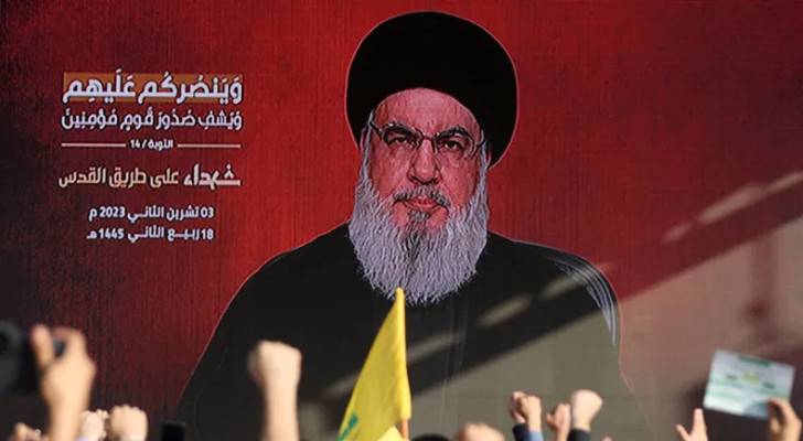 لبنانيون يشاهدون خطاب متلفز لحسن نصر الله