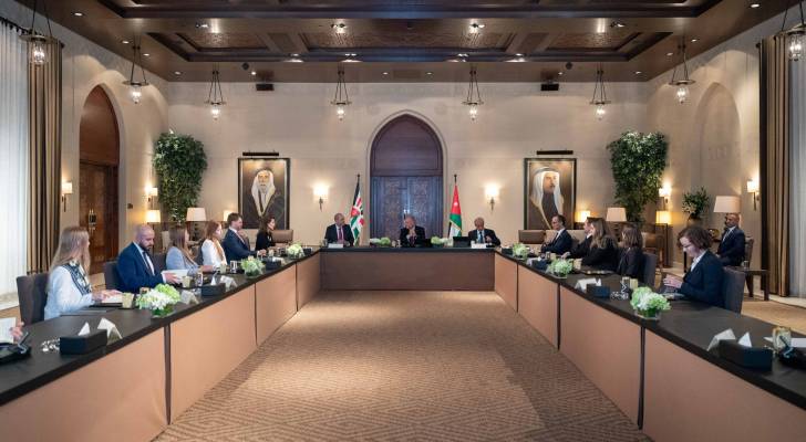 جلالة الملك عبدالله الثاني خلال لقاء  وفد من مساعدي أعضاء الكونغرس الأمريكي