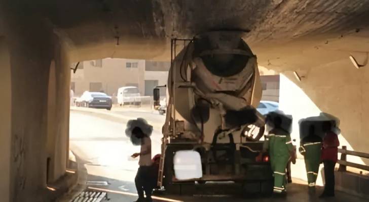 خلاط عالق داخل النفق