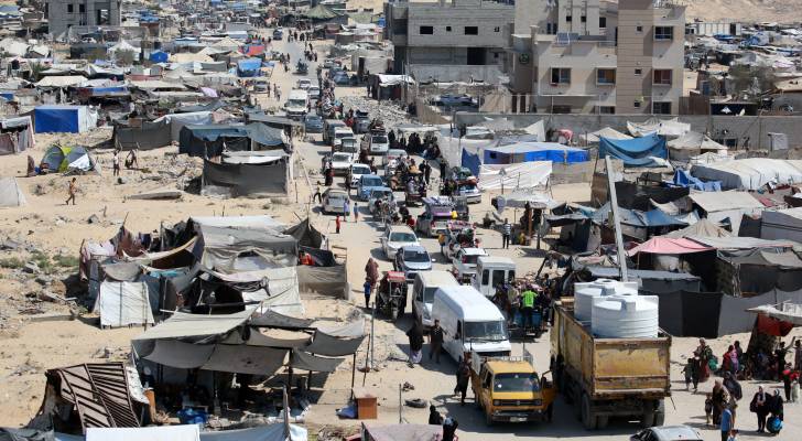 فلسطينيون ينزحون من منطقة حمد السكنية والمناطق المحيطة بها في خان يونس في جنوب قطاع غزة