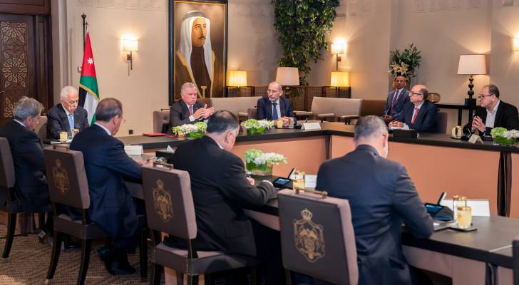 الملك لدى لقائه سياسيين وإعلاميين: التحديات الإقليمية لن تعيق مسارات التحديث