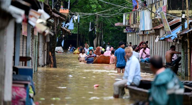 سكان ينتقلون عبر مياه الفيضانات غمرت منطقة واسعة من بنغلادش