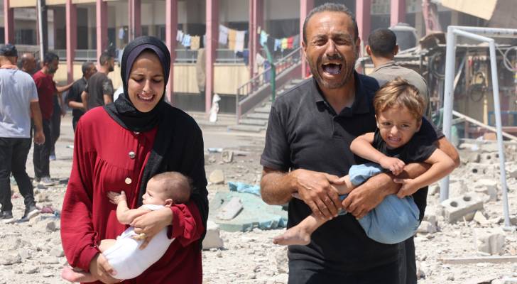 فلسطيني وزوجته يبكيان وجعا من جراء القصف العنيف على مراكز الإيواء
