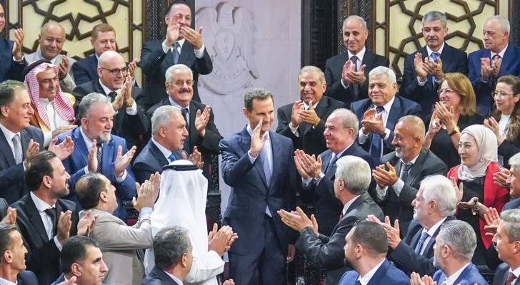 الرئيس السوري بشار الأسد وسط أعضاء مجلس الشعب
