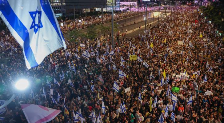 متظاهرون في تل أبيب خلال مسيرة مناهضة للحكومة تطالب بصفقة تبادل أسرى مع حماس