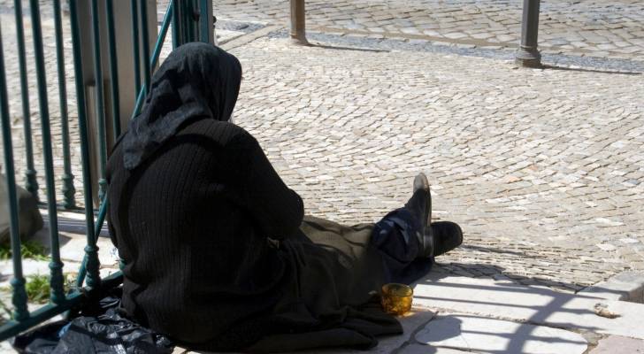 متسولة في الطريق العام