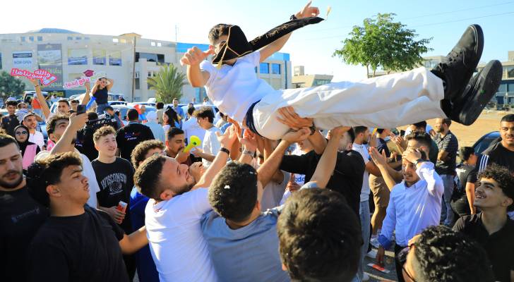 احتفالات الناجحين في التوجيهي