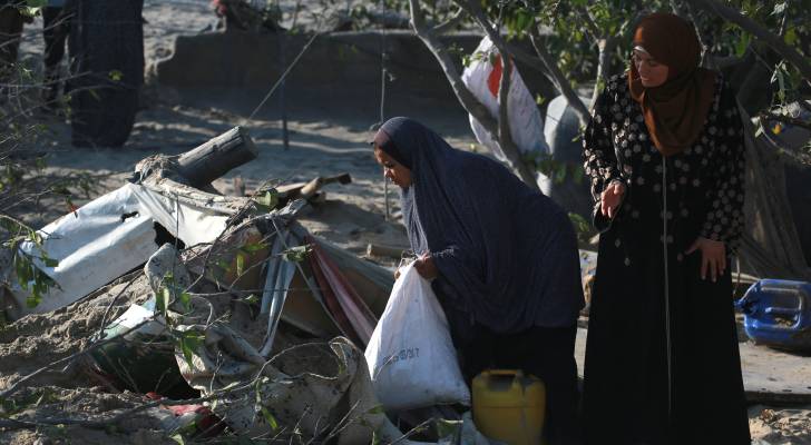 فلسطينيتان في موقع المجزرة التي ارتكبها الاحتلال في مواصي خان يونس