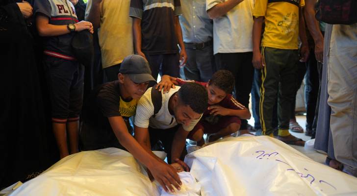 فلسطينيون ينعون شهدائهم في خان يونس بجنوب قطاع غزة