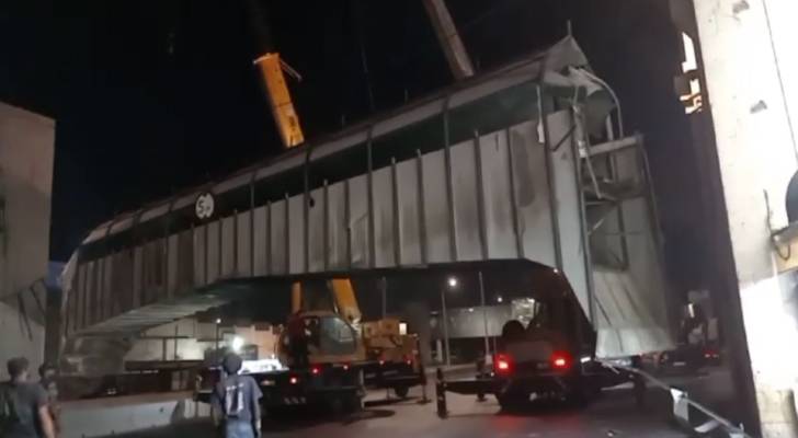 من عملية فك جسر المشاة الحديدي بمنطقة ماركا / شارع الجيش