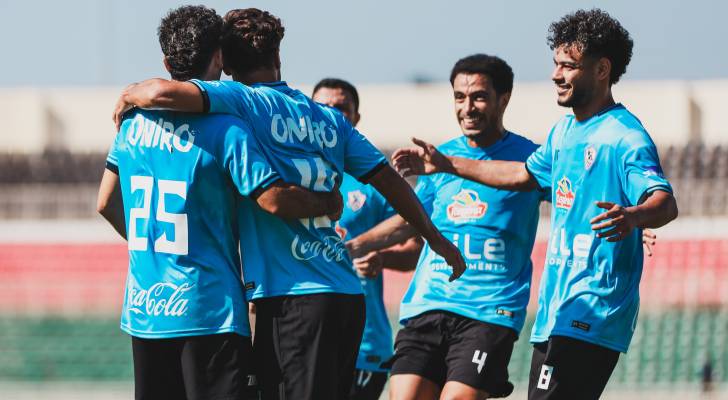 لاعبو الزمالك يحتفلون بهدف
