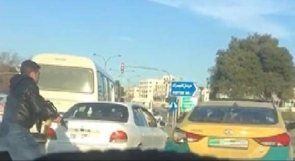 شخص يحمل سلاحا ويهدد سائق أجرة