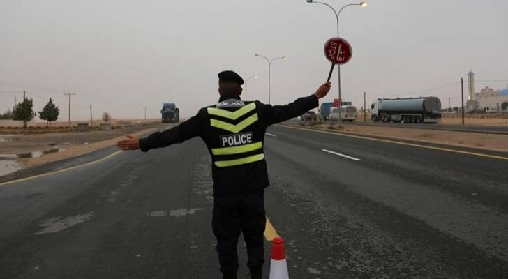 الدوريات الخارجية: ضبط سائق غير مرخص على طريق البحر الميت وتحرير مخالفات خطيرة