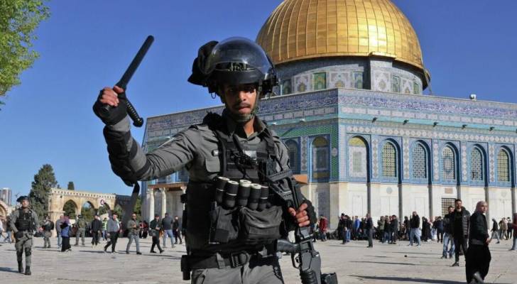 قوات الاحتلال تعتدي على شبان أثناء دخولهم المسجد الأقصى لأداء صلاة الجمعة