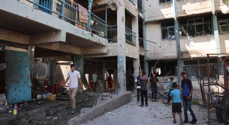 فلسطينيون في موقع ضربة للاحتلال على مدرسة تؤوي نازحين في غزة