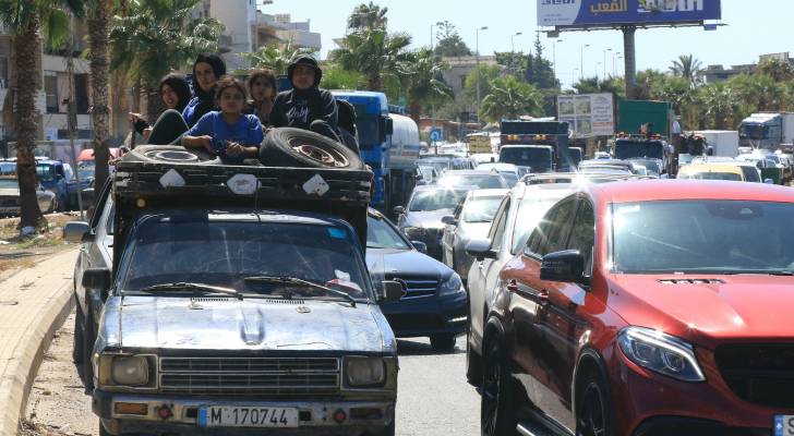 بالفيديو والصور - نزوح كبير بين اللبنانيين في الجنوب وطيران الاحتلال يقصف الطرقات أمامهم