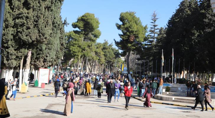 صورة تظهر طلبة جامعة