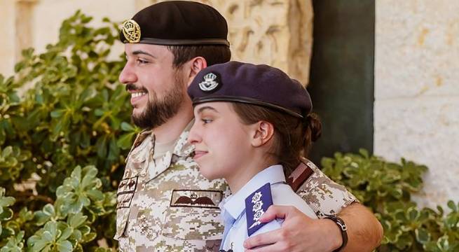 صورة تجمع سمو ولي العهد الأمير الحسين بن عبدالله والأميرة سلمى