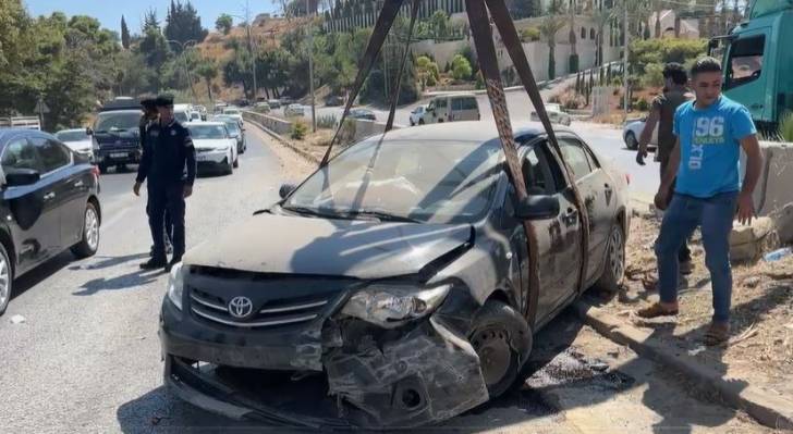 إزالة المركبة التي تعرضت للحادث في السلط