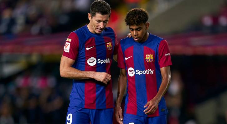 اللاعب البولندي روبرت ليفاندوفسكي مع اللاعب لامين يامال من مباراة سابقة لبرشلونة
